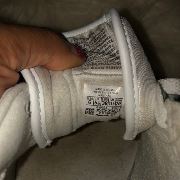 Classic all white Reebok - Picture 3 of 4